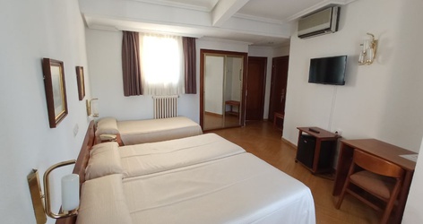 Standard triple room Hotel ELE Acueducto Segovia